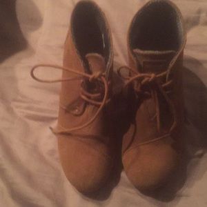 Tom’s camel wedges.